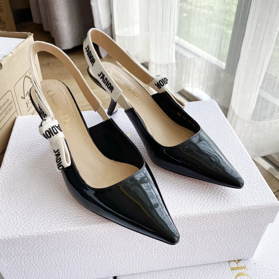 👟👟Ex-factory price 440👟👟 Developed one-to-one from the original version, 👠👠✨ ✨Dior’s popular sandals are new🔥 🔥 The same style as the most popular internet celebrities and celebrities of the year💁 💁. Imported fabric, lining and feet are made of calfskin lining🐑. Original molded heel, heel height 10Cm 6.5cm💘 Original molded metal outsole with five-pointed star LOGO mark✨. Original bow, 💅 Italian leather outsole. 👄💋 Full set of packaging (bags, cards, invoices, one-to-one wrapping paper) 34 40 41 customized